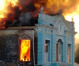 Mulheres sobrevivem a incêndio em casarão e crianças estão sumidas