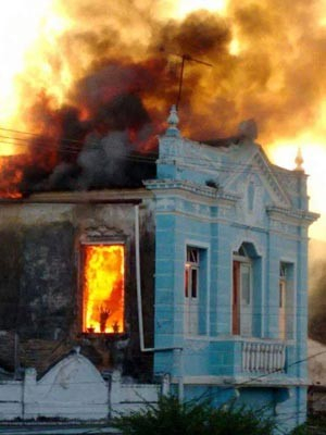 Mulheres sobrevivem a incêndio em casarão e crianças estão sumidas