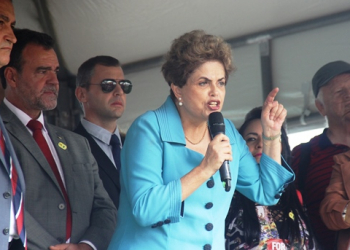 Após receber titulo de cidadã, Dilma tem encontro com movimentos sociais no estacionamento da ALBA