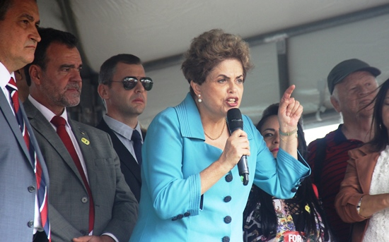 Após receber titulo de cidadã, Dilma tem encontro com movimentos sociais no estacionamento da ALBA