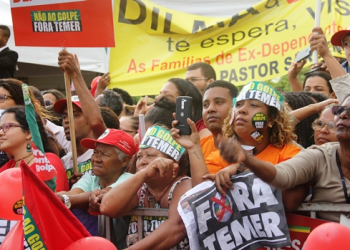 Após receber titulo de cidadã, Dilma tem encontro com movimentos sociais no estacionamento da ALBA
