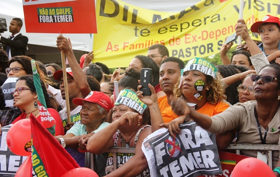 Após receber titulo de cidadã, Dilma tem encontro com movimentos sociais no estacionamento da ALBA