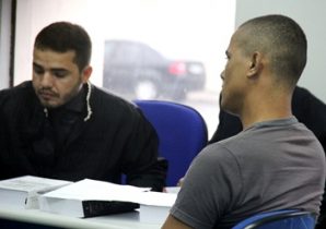 Advogado ao lado do seu cliente