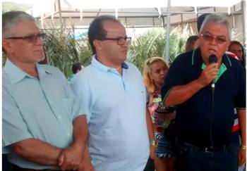 Deputado Vando (discursando) Sidney candidato a vice e Everaldo