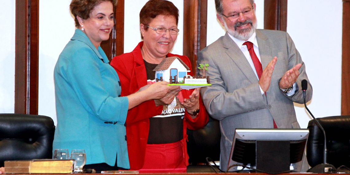 Fátima Nunes entrega para Dilma maquete em agradecimento à construção de cisternas na Bahia 
