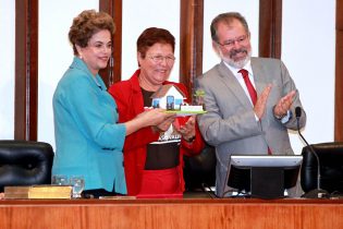 Para Fátima o que foi entregue a Dilma representa o fim da lata d'água da cabeça das mulheres 
