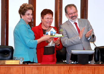 Fátima Nunes entrega para Dilma maquete em agradecimento à construção de cisternas na Bahia 