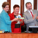 Fátima Nunes entrega para Dilma maquete em agradecimento à construção de cisternas na Bahia 