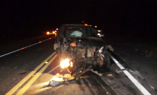 Caminhoneiro disse a reportagem que o Fiat estaria com os faróis apagados, mas a foto mostra pelo menos um aceso