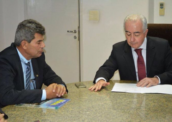 Gika Lopes cobra recuperação de estradas em audiência na SEINFRA