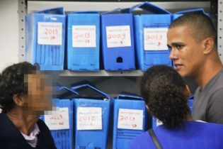 Momento de emoção do pai e a irmã numa breve conversa com Leandro