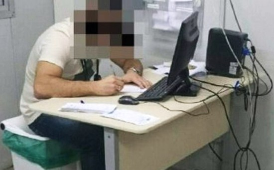 RJ- Médico atende pacientes sentado em lixeira na UPA; sindicato denuncia condições precárias