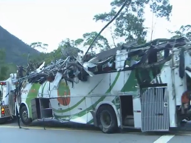 Ônibus com universitários bate e mata pelo menos 18 pessoas em SP