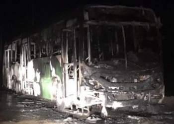 Adolescentes armados incendeiam ônibus em Vitória da Conquista
