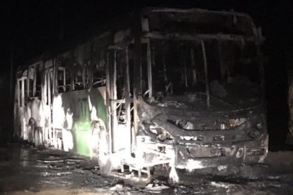 Adolescentes armados incendeiam ônibus em Vitória da Conquista