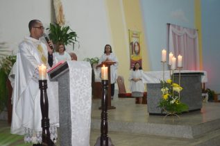 Padre Enivaldo celebrando na Paróquia São João Batista, em Quijingue