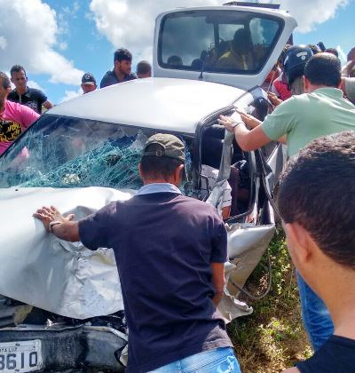 Ex-vereador de Santaluz e outras três pessoas ficam feridas em colisão envolvendo Gol e carreta na cidade de Valente