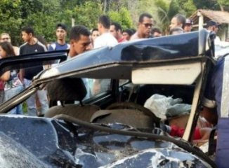 Colisão mata duas pessoas e deixa 13 feridas na na BA-001