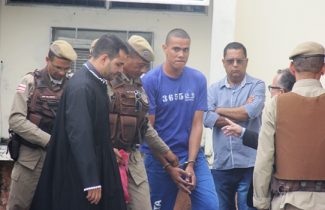 Momento da chegada de Leandro para ser julgado