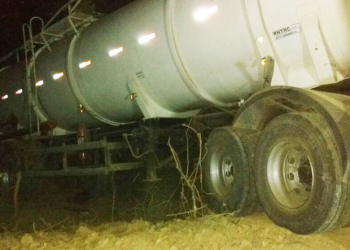 Dois morrem em batida entre carro e caminhão-tanque em Lençóis, na BA