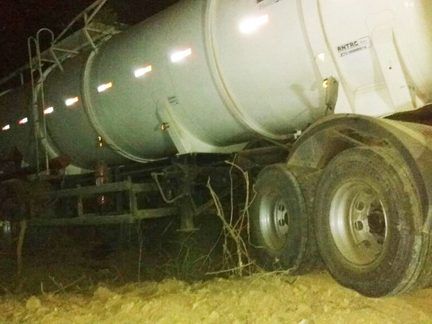 Dois morrem em batida entre carro e caminhão-tanque em Lençóis, na BA