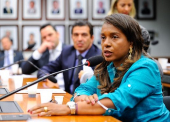 Voto de Tia Eron no Conselho será dirigido por pastor: ‘O que ele mandar, ela vai fazer’, dizem aliados