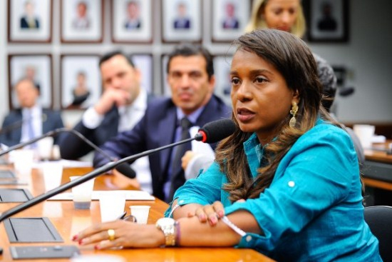 Voto de Tia Eron no Conselho será dirigido por pastor: ‘O que ele mandar, ela vai fazer’, dizem aliados