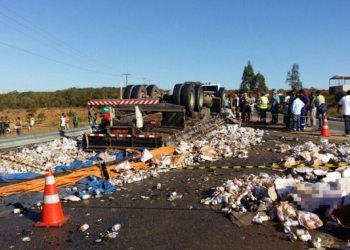 Criança morre ao ser arremessada de caminhão após acidente,diz polícia