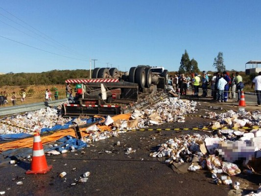 Criança morre ao ser arremessada de caminhão após acidente,diz polícia