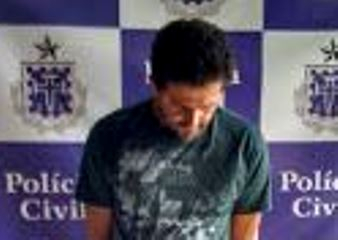 Homem acusado de esfaquear esposa se apresenta a Delegacia de Coité acompanhado de advogados