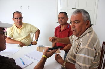 Vando ao lado do vereador Zué da Bateria e Sidney do Hiper Real durante entrevista ao CN