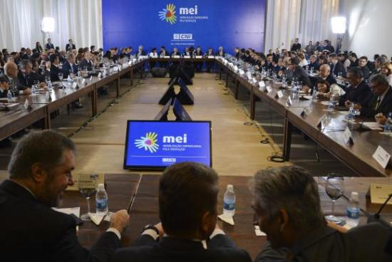 Brasileiro deveria trabalhar 12 horas diárias, recomenda CNI a Temer