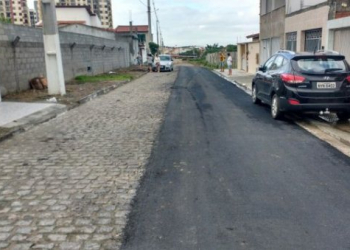 Após erro, prefeitura deixa pavimento de rua pela metade em Feira de Santana