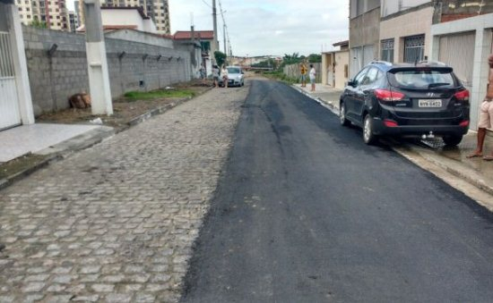 Após erro, prefeitura deixa pavimento de rua pela metade em Feira de Santana