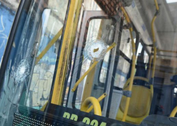 Assalto a ônibus deixa 1 morto e 5 baleados na BR-324