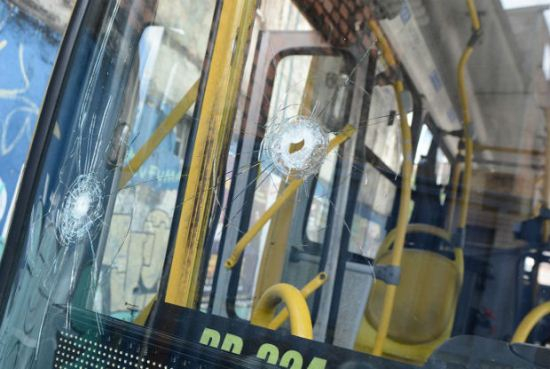 Assalto a ônibus deixa 1 morto e 5 baleados na BR-324