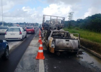 Motorista morre carbonizado após acidente com carreta na BR-324