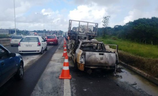 Motorista morre carbonizado após acidente com carreta na BR-324