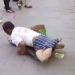 Fingindo não ter pernas, homem é desmascarado enquanto pedia esmolas na rua; veja vídeo