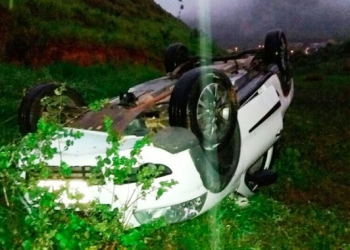 Mulher morre e 4 pessoas se ferem após carro despencar em ribanceira na BR-101