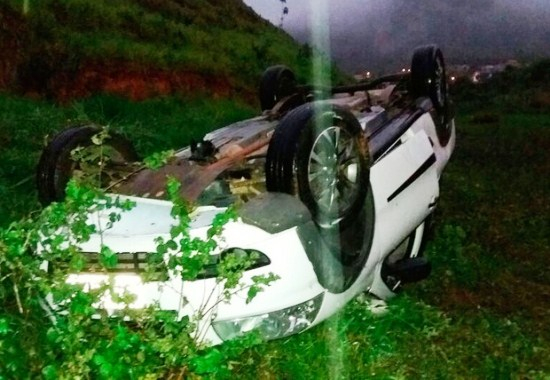 Mulher morre e 4 pessoas se ferem após carro despencar em ribanceira na BR-101