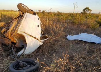 Homem morre após colisão frontal entre carro e carreta na BR-242, na BA