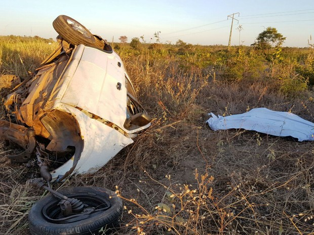 Homem morre após colisão frontal entre carro e carreta na BR-242, na BA