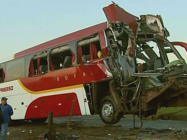 Acidente com ônibus mata mulher e fere 29 em Cravinhos