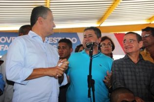 Alex da Piatã parabenizou o governador pela presença na região e sempre trazendo benefícios | Foto: Raimundo Mascarenhas
