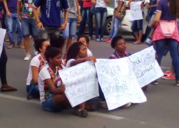 Escolas estaduais de Riachão do Jacuípe fazem manifestação em apoio aos terceirizados