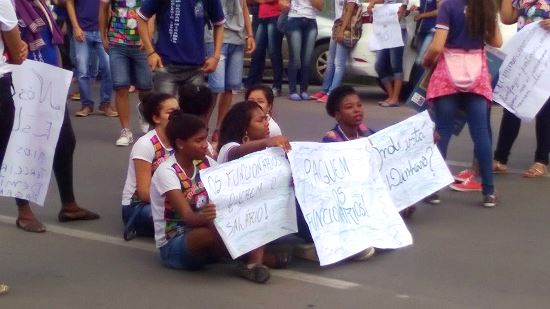 Escolas estaduais de Riachão do Jacuípe fazem manifestação em apoio aos terceirizados