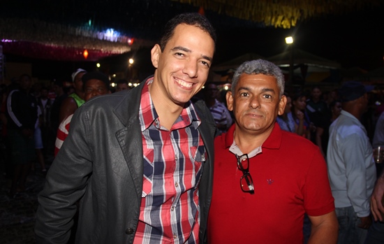 Prefeito fez um tradicional 'corpo a corpo' , pois deverá disputar a reeleição. Fabinho vereador de São Domingos, esteve fazendo o mesmo, ele é pré-candidato a vice | Foto: Raimundo Mascarenhas