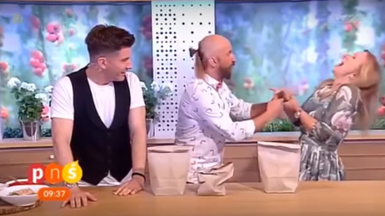 Mágico erra truque e fura mão de apresentadora com prego ao vivo na TV; assista