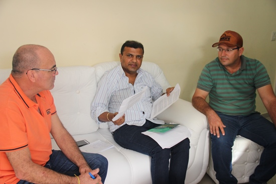 Ari mostra documentos para o repórter Valdemi de Assis e o vereador Fabrício, que asseguram sua participação no pleito em outubro | Foto: Raimundo Mascarenhas